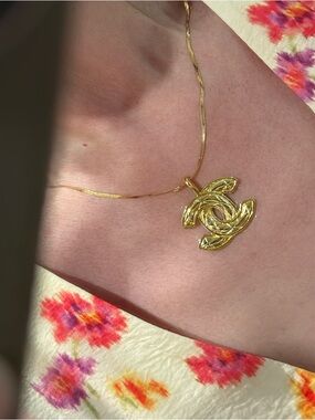 CHANEL Gold Interlocking CC Pendant Necklace